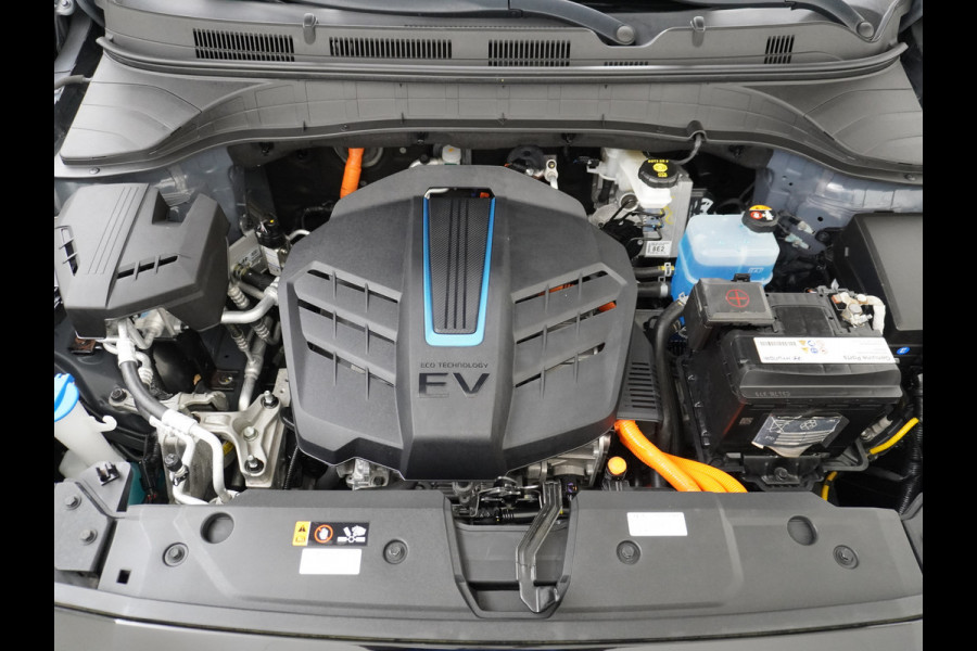 Hyundai Kona EV 64kWh 204pk Leer Schuif/Kanteldak 3 Fase laden Warmtepomp Apple Carplay Android Navi Camera Elektr.Stoelen+Verwarmd+Ventilati Pdc Elektr.Stoelen+Verwarmd+Ventilatie-koeling Subwoofer Bluetooth Dodehoek detector 1e Eigenaar Heerlijke, sterke FEV, Enorm Efficient en grote accu! 484km WLTP range