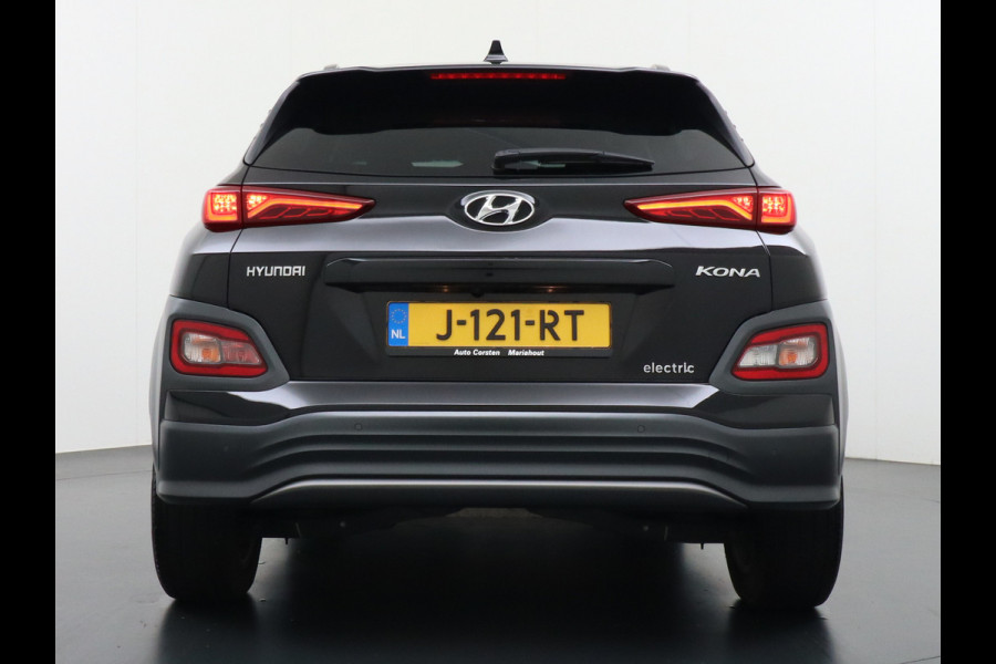 Hyundai Kona EV 64kWh 204pk Leer Schuif/Kanteldak 3 Fase laden Warmtepomp Apple Carplay Android Navi Camera Elektr.Stoelen+Verwarmd+Ventilati Pdc Elektr.Stoelen+Verwarmd+Ventilatie-koeling Subwoofer Bluetooth Dodehoek detector 1e Eigenaar Heerlijke, sterke FEV, Enorm Efficient en grote accu! 484km WLTP range