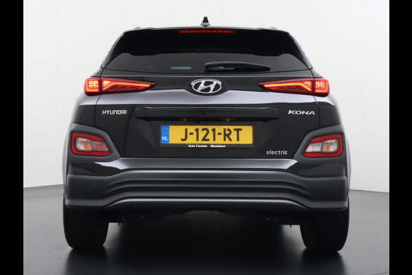 Hyundai Kona EV 64kWh 204pk Leer Schuif/Kanteldak 3 Fase laden Warmtepomp Apple Carplay Android Navi Camera Elektr.Stoelen+Verwarmd+Ventilati Pdc Elektr.Stoelen+Verwarmd+Ventilatie-koeling Subwoofer Bluetooth Dodehoek detector 1e Eigenaar Heerlijke, sterke FEV, Enorm Efficient en grote accu! 484km WLTP range
