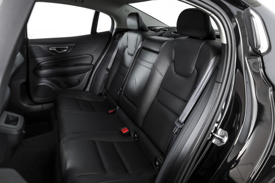 Volvo S60 2.0 T5 250 PK Intro Edition - Automaat | Dig. Cockpit | Adapt. Cruise | Leder | Elek. bestuurderstoel met geheugen | Stoelverw. | PDC | Camera | NAV + App. Connect | ECC | DAB | Elek. Trekhaak | LM 19" |