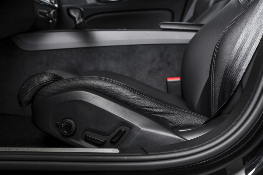 Volvo S60 2.0 T5 250 PK Intro Edition - Automaat | Dig. Cockpit | Adapt. Cruise | Leder | Elek. bestuurderstoel met geheugen | Stoelverw. | PDC | Camera | NAV + App. Connect | ECC | DAB | Elek. Trekhaak | LM 19" |