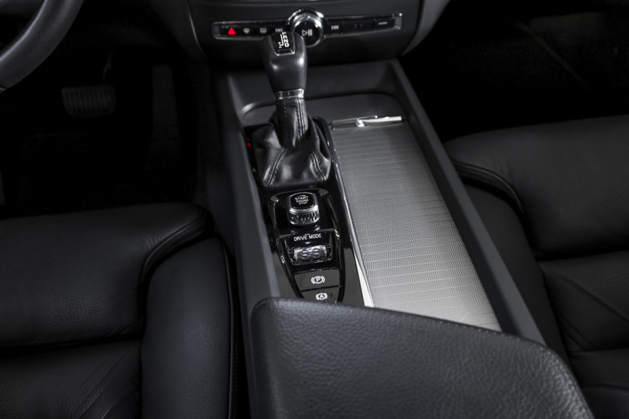 Volvo S60 2.0 T5 250 PK Intro Edition - Automaat | Dig. Cockpit | Adapt. Cruise | Leder | Elek. bestuurderstoel met geheugen | Stoelverw. | PDC | Camera | NAV + App. Connect | ECC | DAB | Elek. Trekhaak | LM 19" |