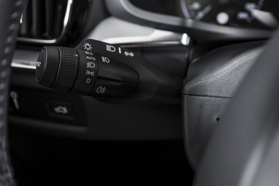 Volvo S60 2.0 T5 250 PK Intro Edition - Automaat | Dig. Cockpit | Adapt. Cruise | Leder | Elek. bestuurderstoel met geheugen | Stoelverw. | PDC | Camera | NAV + App. Connect | ECC | DAB | Elek. Trekhaak | LM 19" |