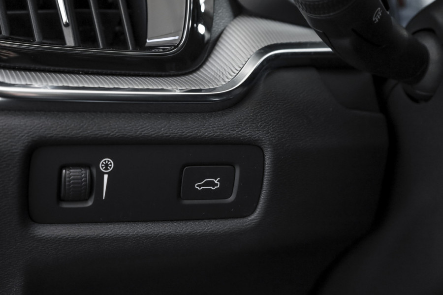 Volvo S60 2.0 T5 250 PK Intro Edition - Automaat | Dig. Cockpit | Adapt. Cruise | Leder | Elek. bestuurderstoel met geheugen | Stoelverw. | PDC | Camera | NAV + App. Connect | ECC | DAB | Elek. Trekhaak | LM 19" |