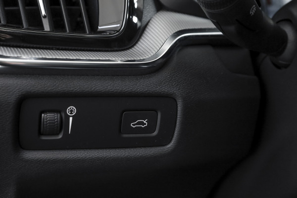 Volvo S60 2.0 T5 250 PK Intro Edition - Automaat | Dig. Cockpit | Adapt. Cruise | Leder | Elek. bestuurderstoel met geheugen | Stoelverw. | PDC | Camera | NAV + App. Connect | ECC | DAB | Elek. Trekhaak | LM 19" |