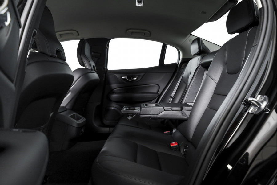 Volvo S60 2.0 T5 250 PK Intro Edition - Automaat | Dig. Cockpit | Adapt. Cruise | Leder | Elek. bestuurderstoel met geheugen | Stoelverw. | PDC | Camera | NAV + App. Connect | ECC | DAB | Elek. Trekhaak | LM 19" |