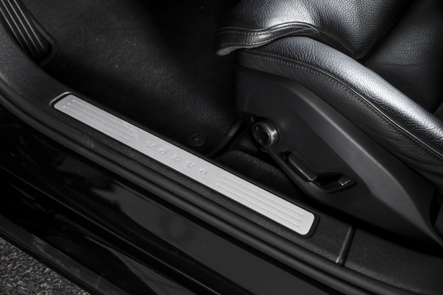 Volvo S60 2.0 T5 250 PK Intro Edition - Automaat | Dig. Cockpit | Adapt. Cruise | Leder | Elek. bestuurderstoel met geheugen | Stoelverw. | PDC | Camera | NAV + App. Connect | ECC | DAB | Elek. Trekhaak | LM 19" |