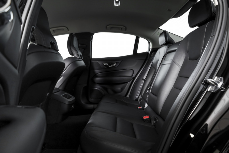 Volvo S60 2.0 T5 250 PK Intro Edition - Automaat | Dig. Cockpit | Adapt. Cruise | Leder | Elek. bestuurderstoel met geheugen | Stoelverw. | PDC | Camera | NAV + App. Connect | ECC | DAB | Elek. Trekhaak | LM 19" |