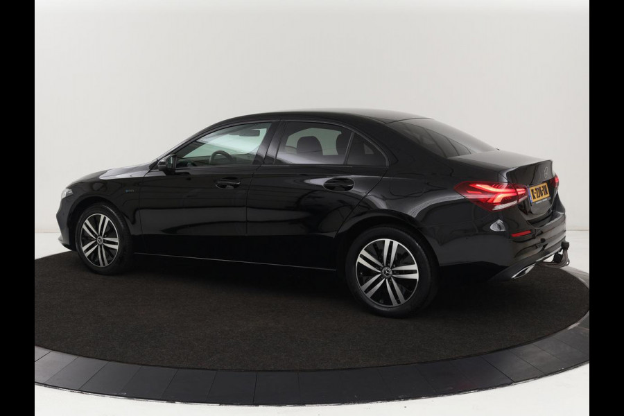 Mercedes-Benz A-Klasse 250e Business Solution Luxury | Leder | Stoelverwarming | Trekhaak | Camera | Navigatie | Full LED | Park Assist | Climate control | Widescreen