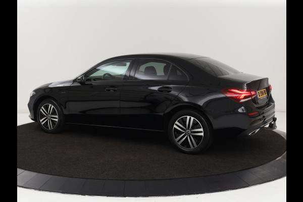 Mercedes-Benz A-Klasse 250e Business Solution Luxury | Leder | Stoelverwarming | Trekhaak | Camera | Navigatie | Full LED | Park Assist | Climate control | Widescreen