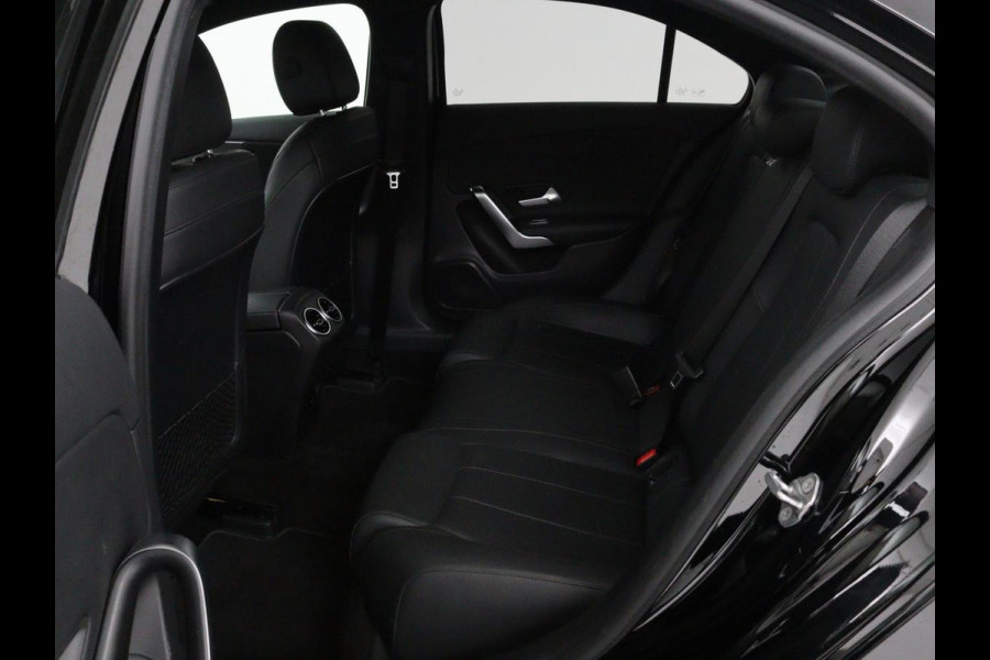 Mercedes-Benz A-Klasse 250e Business Solution Luxury | Leder | Stoelverwarming | Trekhaak | Camera | Navigatie | Full LED | Park Assist | Climate control | Widescreen