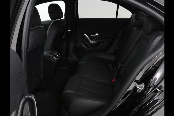 Mercedes-Benz A-Klasse 250e Business Solution Luxury | Leder | Stoelverwarming | Trekhaak | Camera | Navigatie | Full LED | Park Assist | Climate control | Widescreen