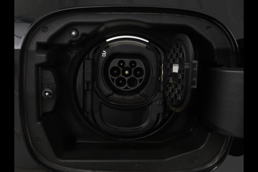 Mercedes-Benz A-Klasse 250e Business Solution Luxury | Leder | Stoelverwarming | Trekhaak | Camera | Navigatie | Full LED | Park Assist | Climate control | Widescreen