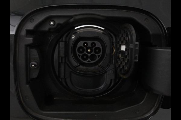 Mercedes-Benz A-Klasse 250e Business Solution Luxury | Leder | Stoelverwarming | Trekhaak | Camera | Navigatie | Full LED | Park Assist | Climate control | Widescreen