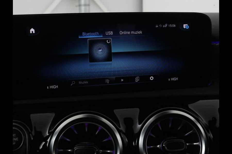 Mercedes-Benz A-Klasse 250e Business Solution Luxury | Leder | Stoelverwarming | Trekhaak | Camera | Navigatie | Full LED | Park Assist | Climate control | Widescreen