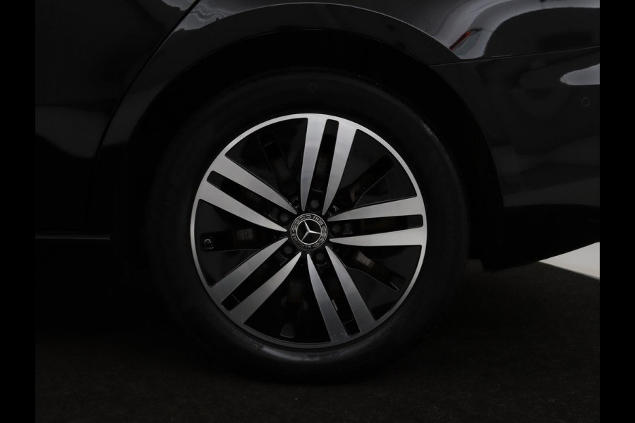 Mercedes-Benz A-Klasse 250e Business Solution Luxury | Leder | Stoelverwarming | Trekhaak | Camera | Navigatie | Full LED | Park Assist | Climate control | Widescreen
