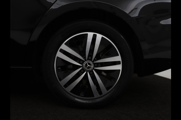 Mercedes-Benz A-Klasse 250e Business Solution Luxury | Leder | Stoelverwarming | Trekhaak | Camera | Navigatie | Full LED | Park Assist | Climate control | Widescreen