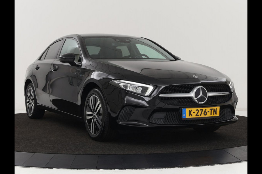 Mercedes-Benz A-Klasse 250e Business Solution Luxury | Leder | Stoelverwarming | Trekhaak | Camera | Navigatie | Full LED | Park Assist | Climate control | Widescreen