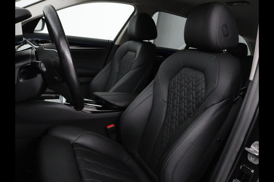 BMW 5 Serie 530e High Executive | Leder | Stoel & stuurverwarming | Adaptive cruise | Carplay | Sfeerverlichting | Camera | Live Cockpit | Navigatie | Full LED