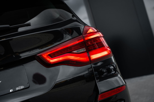BMW X3 xDrive20i High Executive - Panorama | HUD | Cruise Control | Trekhaak