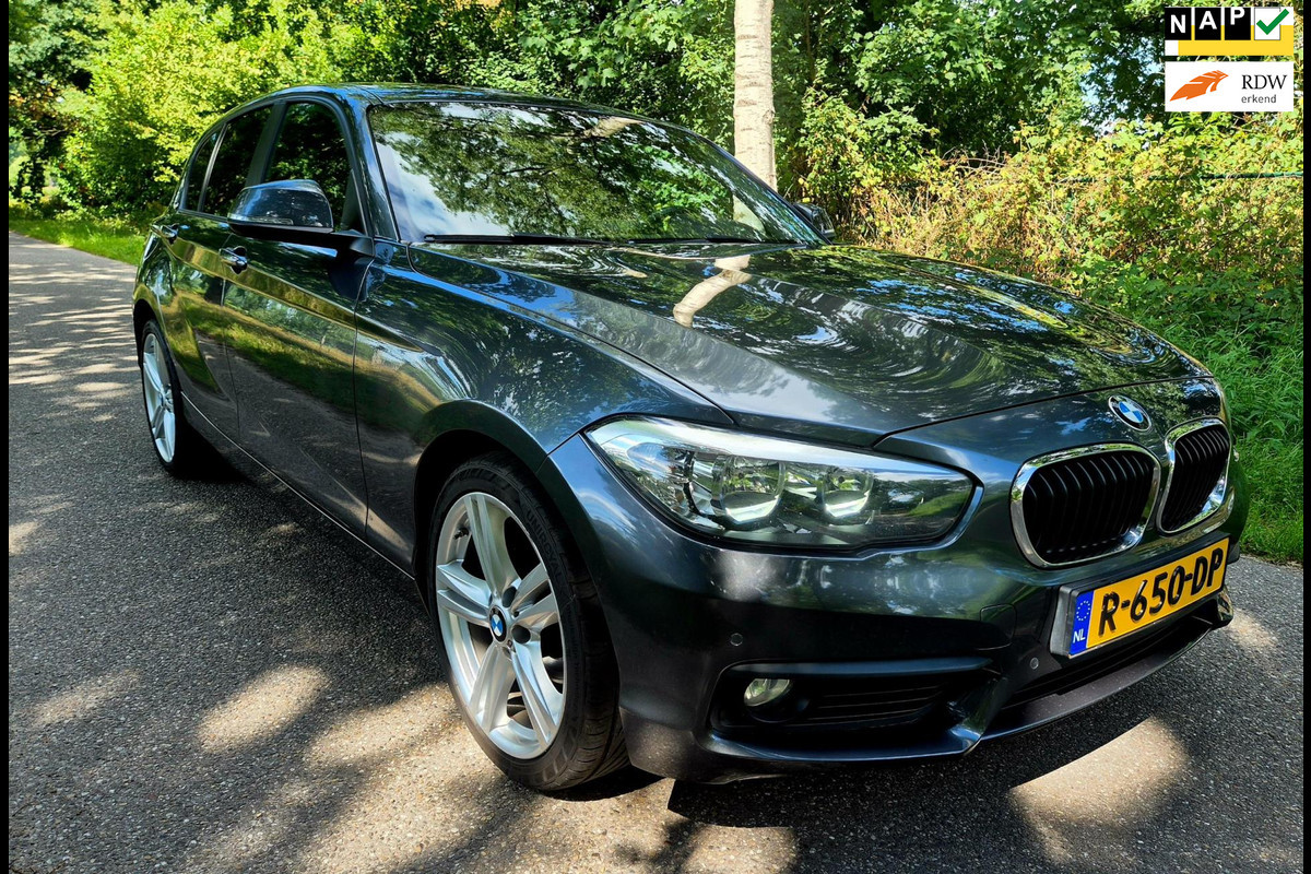 BMW 1-serie 116i Sport Shadow Edition navigatie sportstoelen BMW 1-serie 116i Sport Shadow Edition navigatie sportstoelen