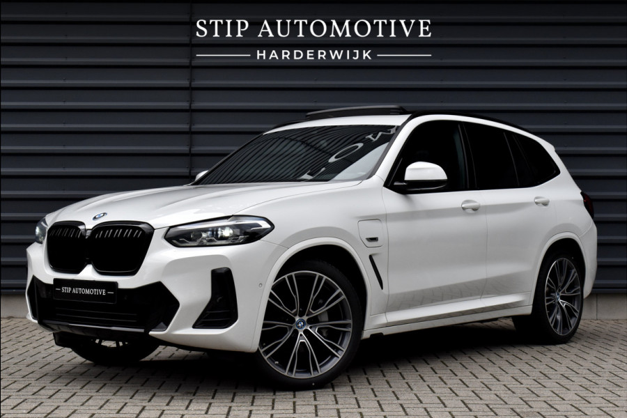 BMW X3 xDrive30e M Sport | Panoramadak | 21'' Velgen | Camera | CarPlay | Head-Up | Stoelverwarming | Sfeerverlichting |