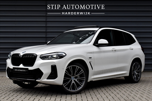 BMW X3 xDrive30e M Sport | Panoramadak | 21'' Velgen | Camera | CarPlay | Head-Up | Stoelverwarming | Sfeerverlichting |