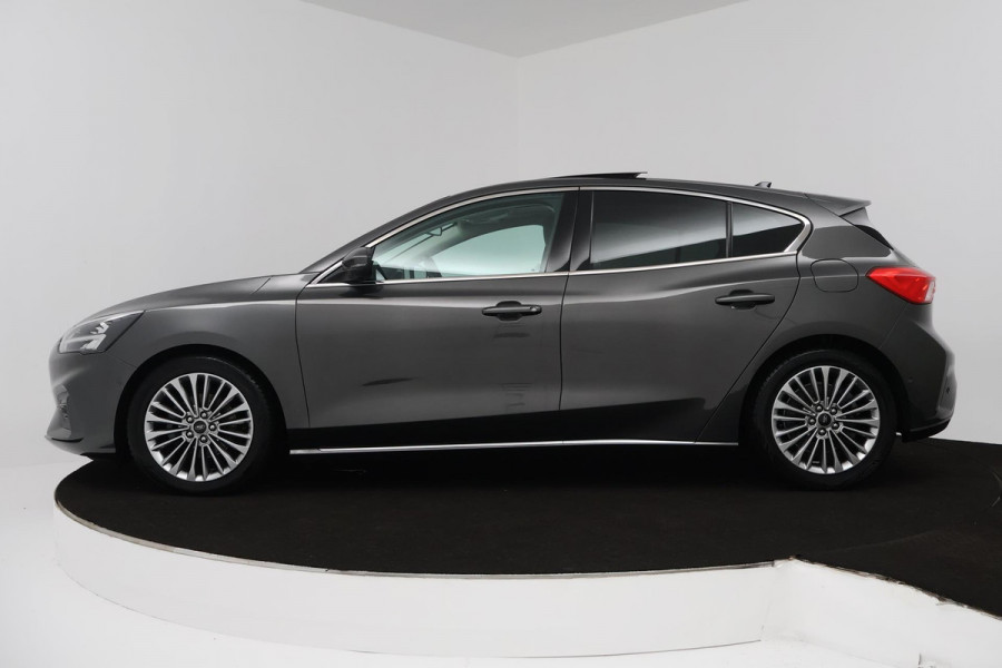 Ford Focus 1.0 EcoBoost Titanium Business (PANORAMADAK, TREKHAAK, ACHTERUITRIJCAMERA, STOEL/STUUR VERWARMING, SFEER)