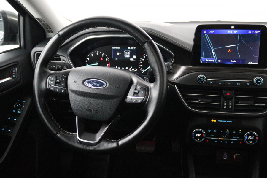 Ford Focus 1.0 EcoBoost Titanium Business (PANORAMADAK, TREKHAAK, ACHTERUITRIJCAMERA, STOEL/STUUR VERWARMING, SFEER)