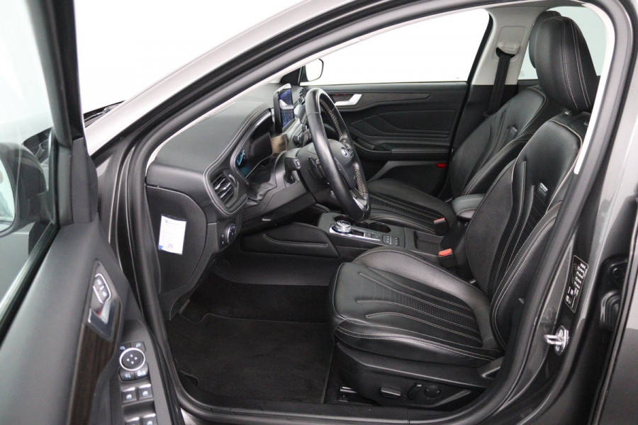 Ford Focus 1.0 EcoBoost Titanium Business (PANORAMADAK, TREKHAAK, ACHTERUITRIJCAMERA, STOEL/STUUR VERWARMING, SFEER)