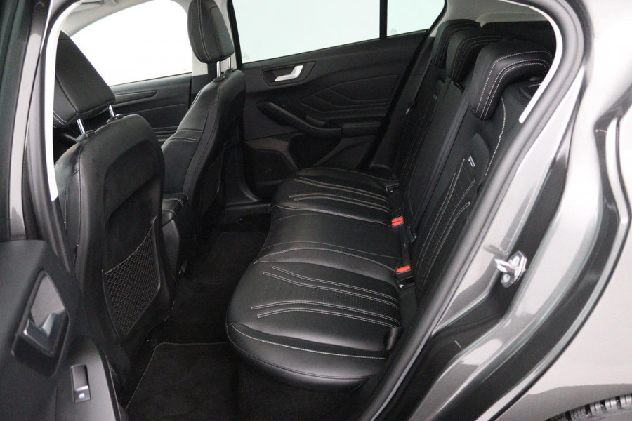 Ford Focus 1.0 EcoBoost Titanium Business (PANORAMADAK, TREKHAAK, ACHTERUITRIJCAMERA, STOEL/STUUR VERWARMING, SFEER)