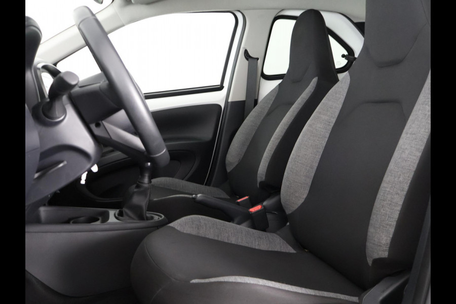Toyota Aygo X 1.0 VVT-i MT Play | 1e eigenaar | Apple Carplay & AndroidAUTO | Privacy Glass | Camera |
