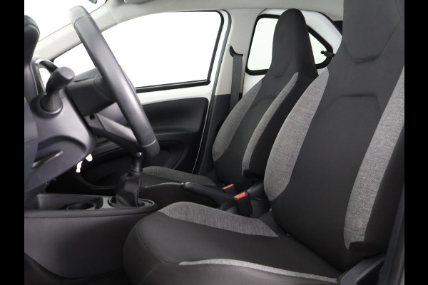 Toyota Aygo X 1.0 VVT-i MT Play | 1e eigenaar | Apple Carplay & AndroidAUTO | Privacy Glass | Camera |