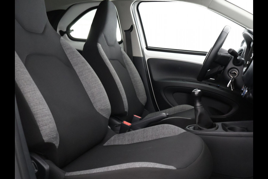 Toyota Aygo X 1.0 VVT-i MT Play | 1e eigenaar | Apple Carplay & AndroidAUTO | Privacy Glass | Camera |