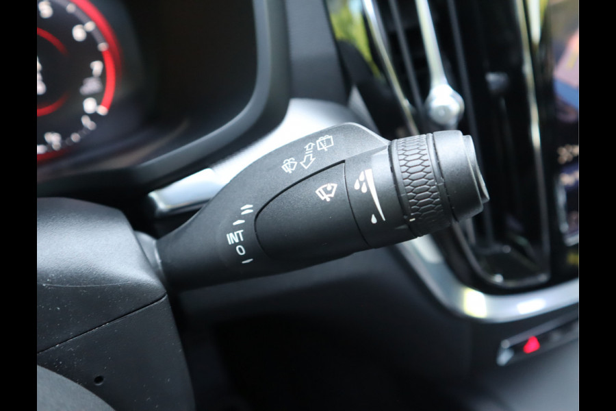 Volvo V60 2.0 T4 R-Design / Panoramadak / Trekhaak