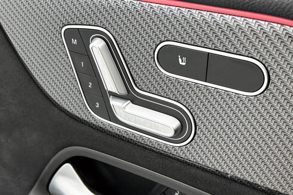 Mercedes-Benz Glb 200 Business Solution AMG | VOL! | 163PK | PANO | TrekH | Mem seats | StoelverW | AchterCAM | LaneAss | ETC