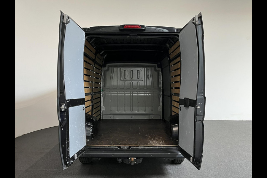 Opel Movano 140 PK L2H2 Edition Airco Navigatie Trekhaak Cruise control Nieuw Model Parkeersensoren