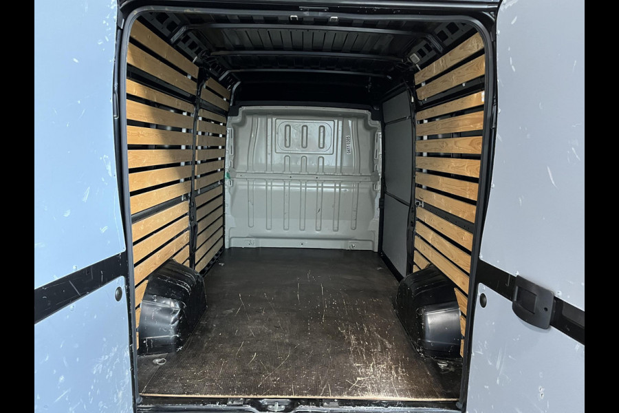 Opel Movano 140 PK L2H2 Edition Airco Navigatie Trekhaak Cruise control Nieuw Model Parkeersensoren
