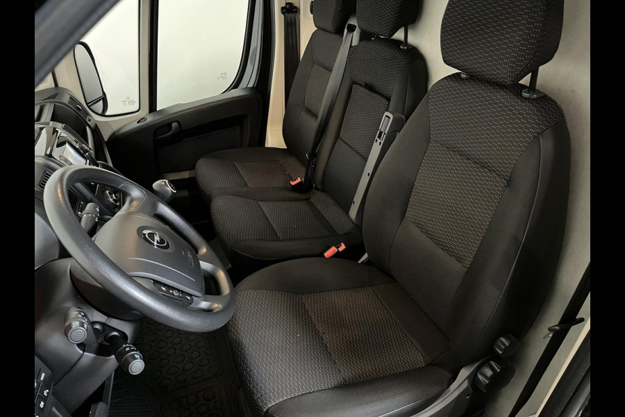 Opel Movano 140 PK L2H2 Edition Airco Navigatie Trekhaak Cruise control Nieuw Model Parkeersensoren