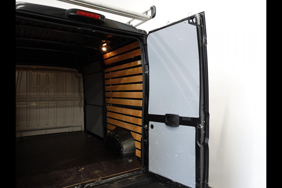 Opel Movano 140pk L2H2 Edition Airco Navigatie Parkeersensoren Trekhaak Cruise Imperiaal