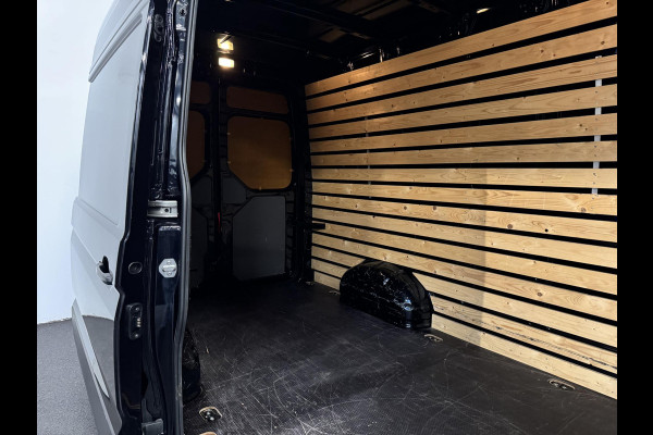 Volkswagen Crafter 2.0 TDI 177pk Automaat L3H3 / L2H2 Highline Camera Carplay Trekhaak Cruise control  Massage stoel