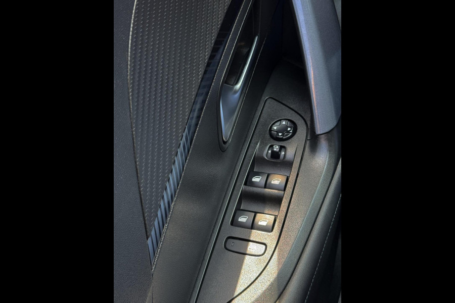 Peugeot 2008 1.2 PureTech Allure - Navigatie/Apple I Airco I LED I PDC & Achteruitrij camera I Sport velgen I Dealer onderhouden