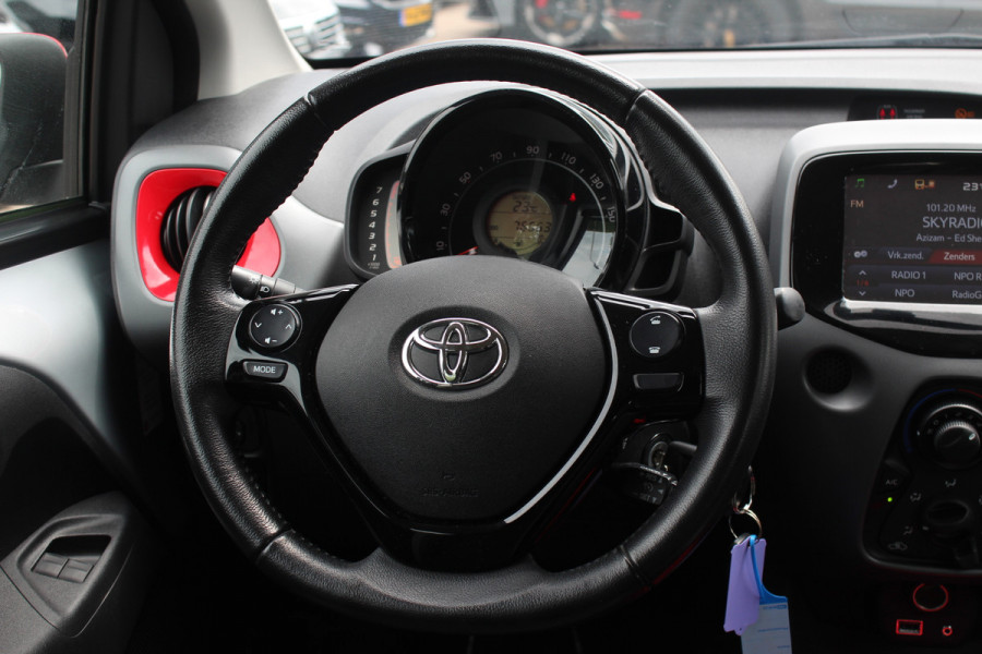 Toyota Aygo 1.0 VVT-i x-play / Camera / Navigatie / 15'' / Cruise Control / Bluetooth / LED Dagrijvelrichting