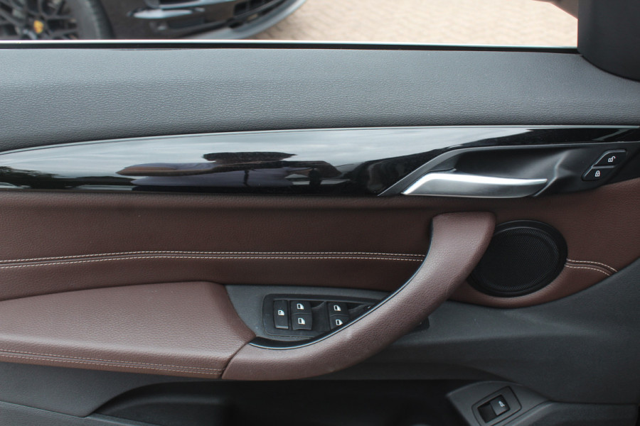 BMW X1 sDrive20i VDL Nedcar Edition / Trekhaak / Camera / Head-up / Leder / 19'' / Keyless / Navigatie / ACC / Sportstoelen / Stoelverwarming / DAB