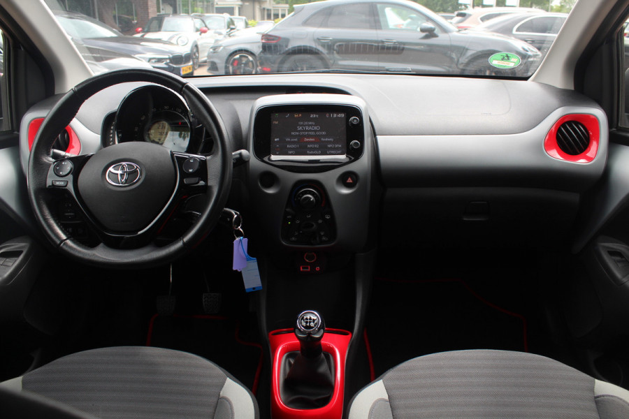 Toyota Aygo 1.0 VVT-i x-play / Camera / Navigatie / 15'' / Cruise Control / Bluetooth / LED Dagrijvelrichting