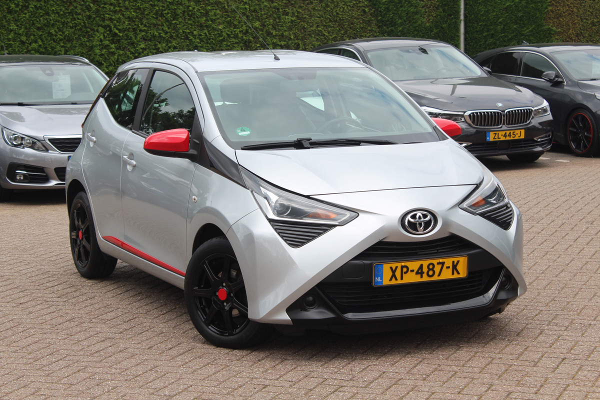 Toyota Aygo 1.0 VVT-i x-play / Camera / Navigatie / 15'' / Cruise Control / Bluetooth / LED Dagrijvelrichting Toyota Aygo 1.0 VVT-i x-play / Camera / Navigatie / 15'' / Cruise Control / Bluetooth / LED Dagrijvelrichting