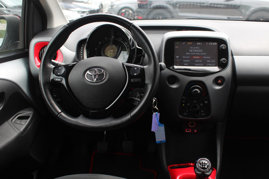 Toyota Aygo 1.0 VVT-i x-play / Camera / Navigatie / 15'' / Cruise Control / Bluetooth / LED Dagrijvelrichting