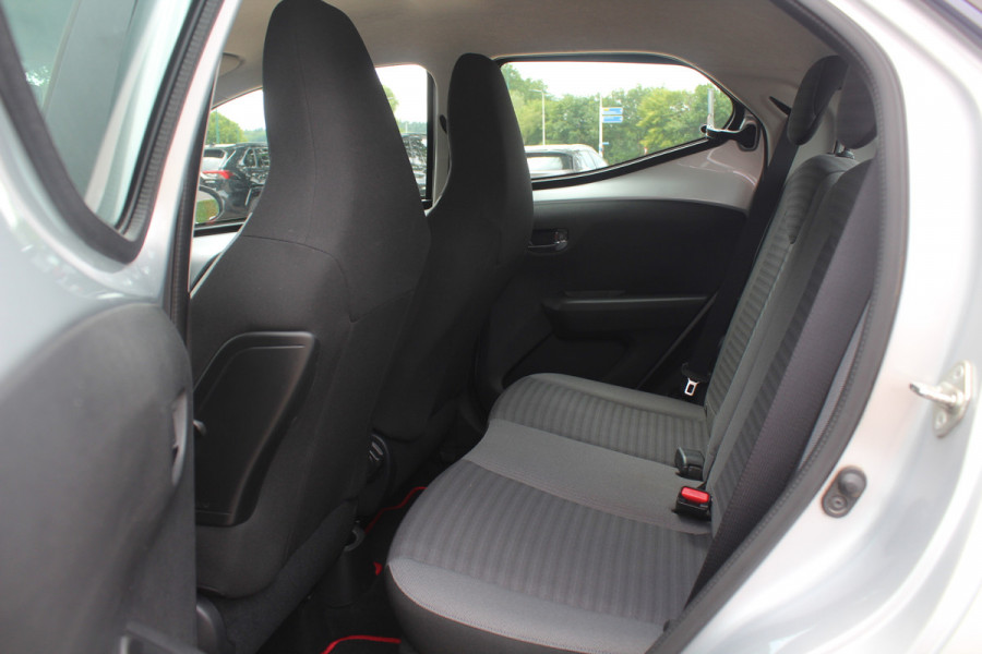 Toyota Aygo 1.0 VVT-i x-play / Camera / Navigatie / 15'' / Cruise Control / Bluetooth / LED Dagrijvelrichting