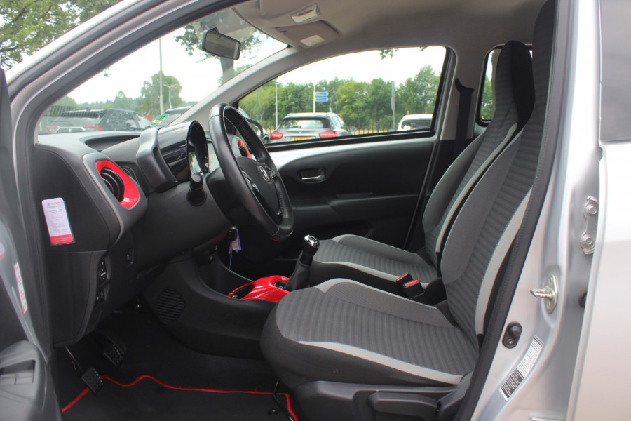 Toyota Aygo 1.0 VVT-i x-play / Camera / Navigatie / 15'' / Cruise Control / Bluetooth / LED Dagrijvelrichting