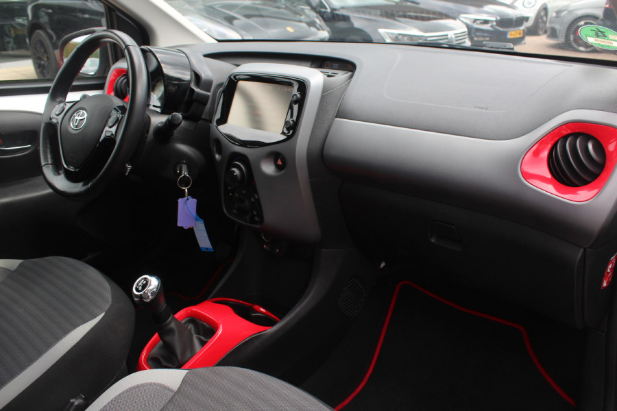 Toyota Aygo 1.0 VVT-i x-play / Camera / Navigatie / 15'' / Cruise Control / Bluetooth / LED Dagrijvelrichting
